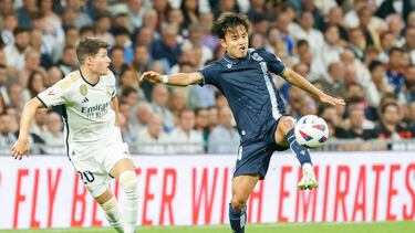MADRID, 17/09/2023.- El centrocampista japonés de la Real Sociedad, Take Kubo (d), intenta controlar el balón ante el defensa del Real Madrid, Fran García, durante el encuentro correspondiente a la quinta jornada de primera división que disputan hoy domingo en el estadio Santiago Bernabéu, en Madrid. EFE / Juan Carlos Hidalgo.