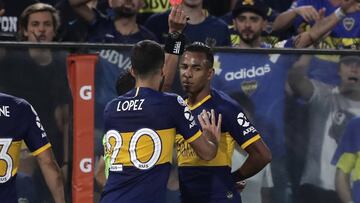 Argentina&#039;s referee Andres Merlos (hidden-back) shows a red card to Boca Juniors&#039; Colombian forward Sebastian Villa (R) during the Argentina First Division Superliga Tournament football match against Argentinos Juniors at La Bombonera stadium, in Buenos Aires, on November 30, 2019. (Photo by ALEJANDRO PAGNI / AFP)