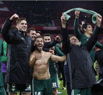 Los jugadores del Betis celebran la victoria por 3-5 al Sevilla en el derbi andaluz.