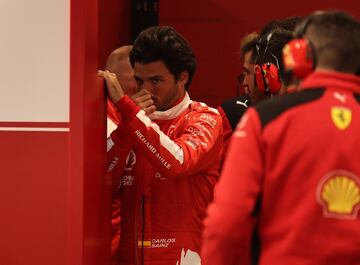 El piloto español de Ferrari, Carlos Sainz, antes del inicio de la sesión de hoy. 