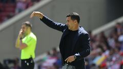 MADRID, 13/04/2024.-El entrenador del Girona Michel Sánchez durante el partido de la jornada 31 de LaLiga EA Sports entre el Atlético de Madrid y el Girona, este sábado en el estadio Cívitas Metropolitano en Madrid.-EFE/ Kiko Huesca
