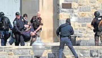 <b>TERROR EN EL CAMPUS.</b> La Policía ayuda a los estudiantes a escapar del edificio del tiroteo.
