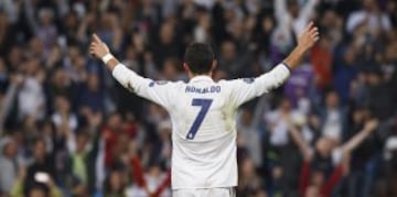 Cristiano Ronaldo fichó en Junio de 2009 por el Real Madrid; fue presentado en el Santiago Bernabéu ante unas 80 000 personas.