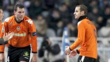 <b>EL EMPATE. </b>Sus compañeros felicitan a Tino Costa por su gol.