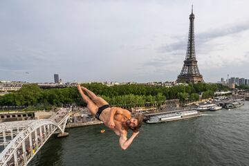 París acogió por segunda vez la segunda parada de las Series Mundiales de Red Bull Cliff Diving. Los espectadores tuvieron una vista alucinante de los participantes frente al monumento más famoso de Francia, la Torre Eiffel, compitiendo desde la plataforma de salto montada sobre el Sena.