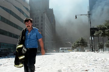 Un bombero de la ciudad de Nueva York no identificado se aleja de la Zona Cero despu¨¦s del derrumbe de las Torres Gemelas.