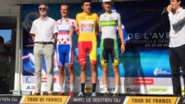 Marc Soler en el podio junto a Mamykin (izq) y Haig (der)