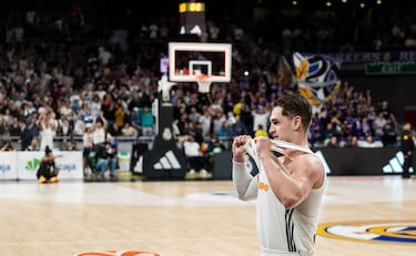 Hezonja desata la locura de los 9.182 espectadores que asisteron al partido en el Movistar Arena.