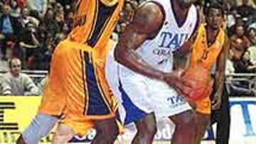 <b>UNA MOLE.</B> Griffith no está fino, pero ante el Lleida cogió 19 rebotes.