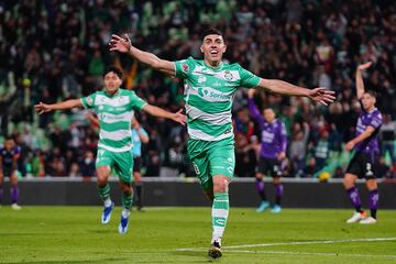 MEX2572. TORREÓN (MÉXICO), 23/11/2023.- Juan Brunetta del Santos Laguna celebra hoy tras anotar contra el Mazatlán, durante un partido de repechaje del torneo Apertura 2023 de la Liga MX, en el estadio Corona en la ciudad de Torreón (México). EFE/Victor Cruz
