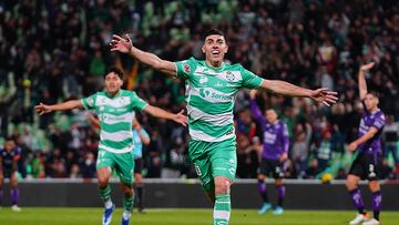 MEX2572. TORREÓN (MÉXICO), 23/11/2023.- Juan Brunetta del Santos Laguna celebra hoy tras anotar contra el Mazatlán, durante un partido de repechaje del torneo Apertura 2023 de la Liga MX, en el estadio Corona en la ciudad de Torreón (México). EFE/Victor Cruz