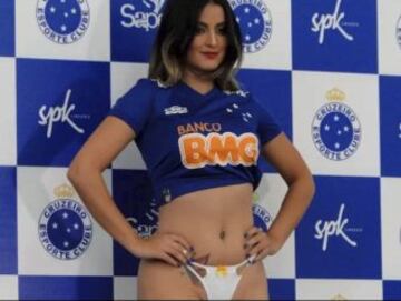 El Cruzeiro de Brasil acaba de lanzar su colección de lencería y lo hace con las cheerleaders del equipo para deleitar al público, pero en especial, a los hinchas del Cruzeiro, que ahora podrán cumplir sus fantasías pensando siempre en el equipo de sus amores.