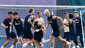 BARCELONA, 26/08/2024.- El centrocampista del FC Barcelona Dani Olmo (C) participa en el entrenamiento del primer equipo en las instalaciones de Sant Joan Despí previo al partido de la tercera jornada de LaLiga EA Sports contra el Rayo Vallecano. EFE/ Quique García