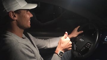 Rafa Nadal conduce su coche por tierras mallorquinas tras su regreso de Australia.