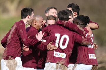 Roberto Carlos jugó un amistoso con el club amateur inglés Bull in de Barne