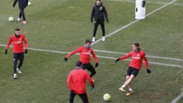 Filipe junto a Koke, Augusto y Carrasco en el entrenamiento ante la mirada de Simeone.