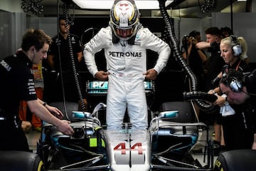 Lewis Hamilton preparándose para la clasificación del GP de Singapur. 