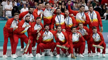 Los Hispanos celebrando la medalla de bronce.