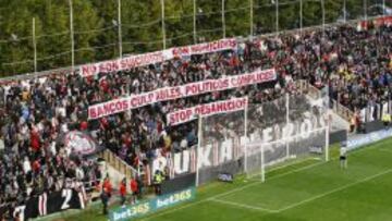 El grupo Bukaneros durante el partido del Rayo Vallecano frente al Celta.