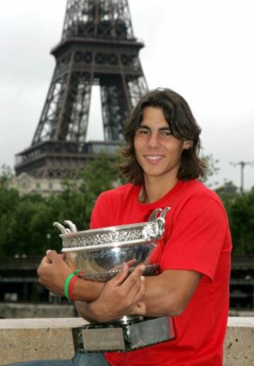 Rafa Nadal posa con el Trofeo de Roland Garros conseguido en 2005 en la final que lo enfrentó al argentino Mariano Puerta