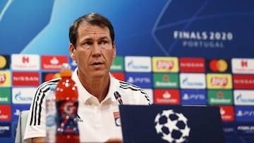 HANDOUT - 18 August 2020, Portugal, Lisbon: Olympique Lyonnais Head Coach Rudi Garcia speaks to the media during a press conference at Estadio do Sport Lisboa e Benfica, ahead of Wednesday&#039;s UEFA Champions League Semi Final soccer match against Bayer