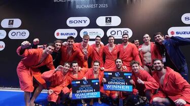 La Selección masculina de waterpolo celebra su título en la World Cup de División 1.