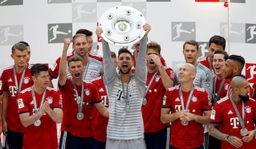 Con trofeo y cerveza en mano Bayern y James celebran el título