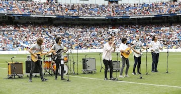 Taburete play during the legends game.