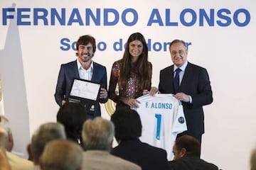 Alonso, su pareja y Florentino Pérez.