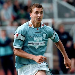 Así lucían los cracks del fútbol con su primer equipo profesional