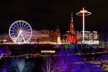 En Princes Street Gardens, con el castillo iluminado como fondo, se vive la magia navideña. Puestos con artesanía, whisky caliente y atracciones para toda la familia. Curiosidad: El mercado forma parte del festival “Edinburgh’s Christmas”, que dura seis semanas.