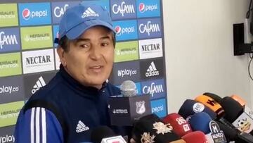 Pinto en rueda de prensa confirmando que el costarricense Ortiz y Farínez estarán con sus países para amistosos