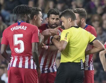 Diego Costa protesta a Gil Manzano tras ser expulsado en el Camp Nou.