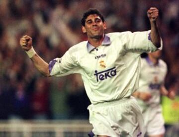 Hierro celebra un gol al Bayer Leverkusen durante los cuartos de final de la Champions el 18 de marzo de 1998.