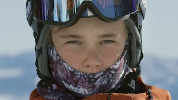 Kai Jones mirando a cámara