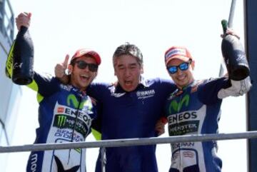 Valentino Rossi y Jorge Lorenzo celebran el primer y segundo puesto con el Director Técnico, Tsuji Kouichiand.