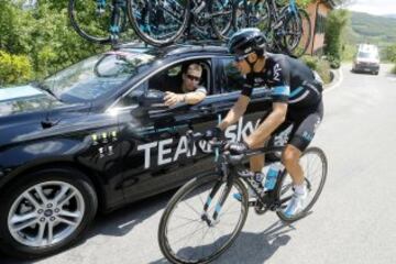 Mikel Landa hablando con su director deportivo Dario David Ciono para terminar abandonando el la etapaa 10 el Giro de Italia tras una gastroenteritis vírica. 