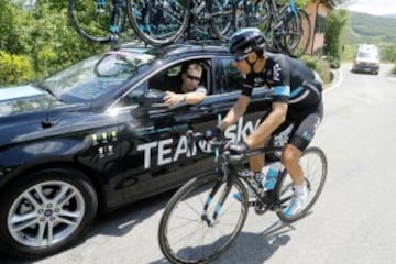Mikel Landa hablando con su director deportivo Dario David Ciono para terminar abandonando el la etapaa 10 el Giro de Italia tras una gastroenteritis v¨ªrica.