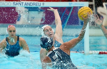 Ariadna Ruiz trata de placar un tiro de Kesztheliy.