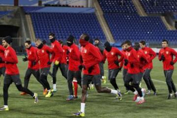 Los jugadores del Atlético durante una sesión de entrenamiento en el estadio Petrovsky de San Petersburgo. El Atlético de Madrid se enfrentará al Zenit de San Petersburgo mañana en champions league