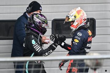 El piloto británico ganador de Mercedes, Lewis Hamilton (izq.), Felicita al piloto holandés de Red Bull, segundo clasificado, Max Verstappen, después del Gran Premio de Fórmula Uno alemán de Eifel en el circuito de Nuerburgring