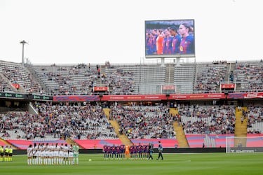 Minuto de silencio en el Lluís Companys antes del inicio del encuentro.