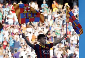 3 de junio de 2013 | Algo m¨¢s de 57.000 aficionados se dieron cita en el Camp Nou para vivir el primer d¨ªa del brasile?o como jugador blaugrana.
