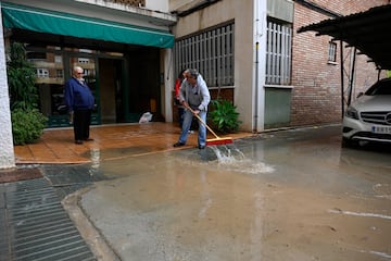 La DANA situada sobre el territorio español ha dejado importantes precipitaciones y tormentas, lo que ha provocado imágenes impactantes con sus consecuencias. Según el pronóstico de la Agencia Estatal de Meteorología (Aemet), que ha emitido un nuevo aviso especial por las lluvias y tormentas que se espera que continúen hasta el lunes. La Comunidad de Madrid y Toledo están bajo aviso rojo ante el riego de que se acumulen 120 litros por metro cuadrado en 12 horas.