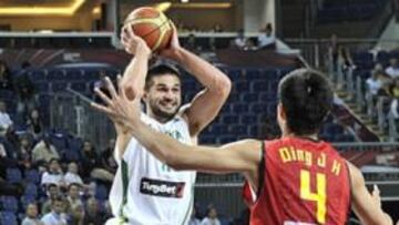 <b>EL LÍDER LITUANO. </b>Linas Kleiza, rodeado de jugadores chinos en el partido de ayer en Estambul.