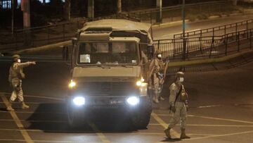 Valparaiso, 23 de marzo de 2020
Militares patrullan calles de Valparaiso durante el toque de queda impuesto para prevenir el contagio y propagacion del coronavirus.
Sebastian Cisternas/ Aton Chile
