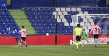 Ocasión de Cucho Hernández. El colombiano chutó y Neto, con la mano, desvió el balón al larguero de su portería.