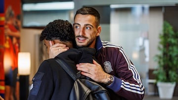 Joselu y Lamine Yamal, a su llegada a la concentración de la Selección.