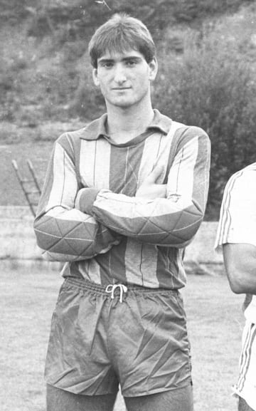 Vistió la camiseta de la Real Sociedad durante tres temporadas desde 1983 hasta 1986. 