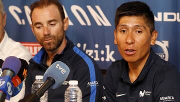 Nairo Quintana interviene junto a Alejandro Valverde en una rueda de prensa durante la segunda jornada de descanso de la Vuelta a España en Suances (Cantabria).